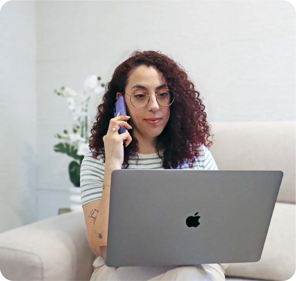 Ana Fernandes a trabalhar ao computador