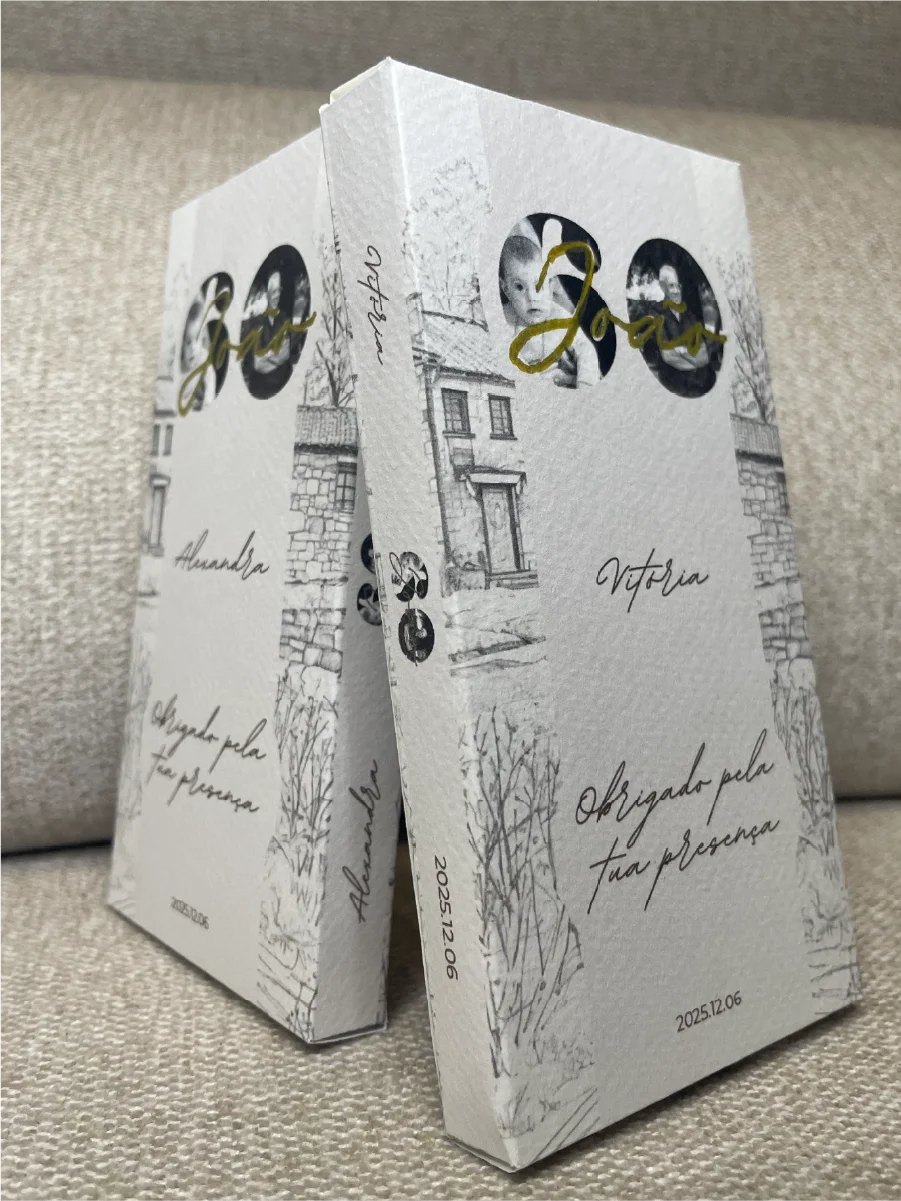 Caixa de chocolates personalizada para a celebração.