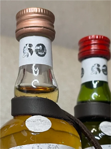Detalhe das garrafas personalizadas para a celebração.