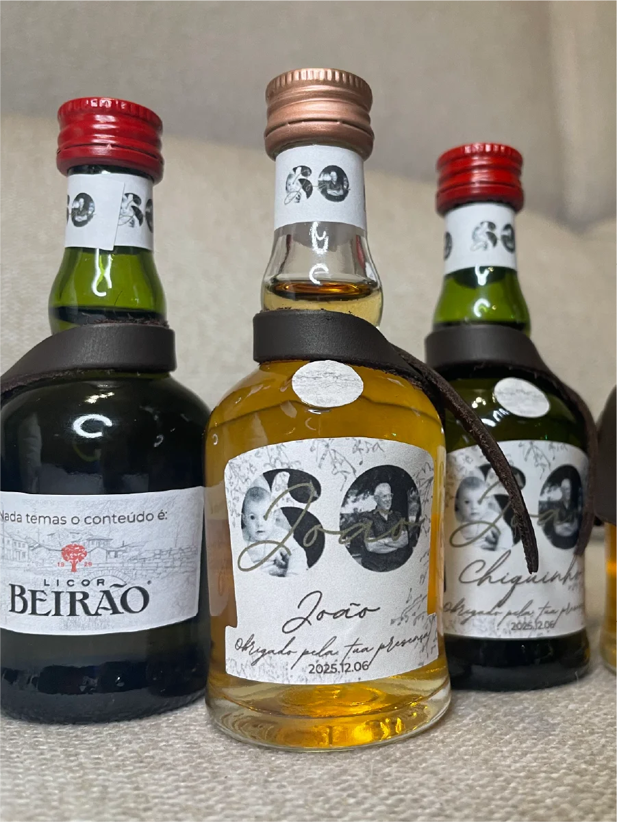 Lembrança com garrafas personalizadas para a celebração.