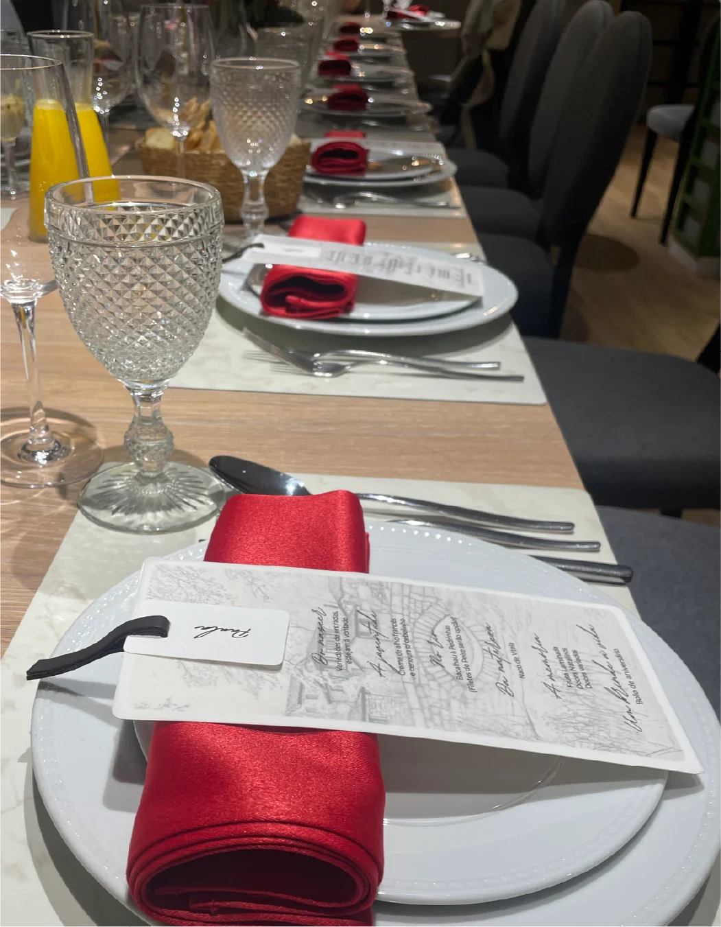 Mesa da celebração com a direção visual 60 Anos — Uma Vida.