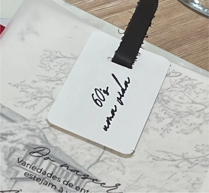 Detalhe da tag nominal personalizada para a celebração.