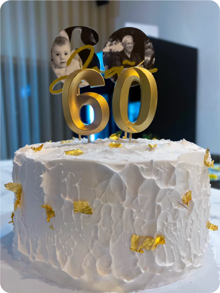 Bolo da celebração com topper personalizado dos 60 anos.