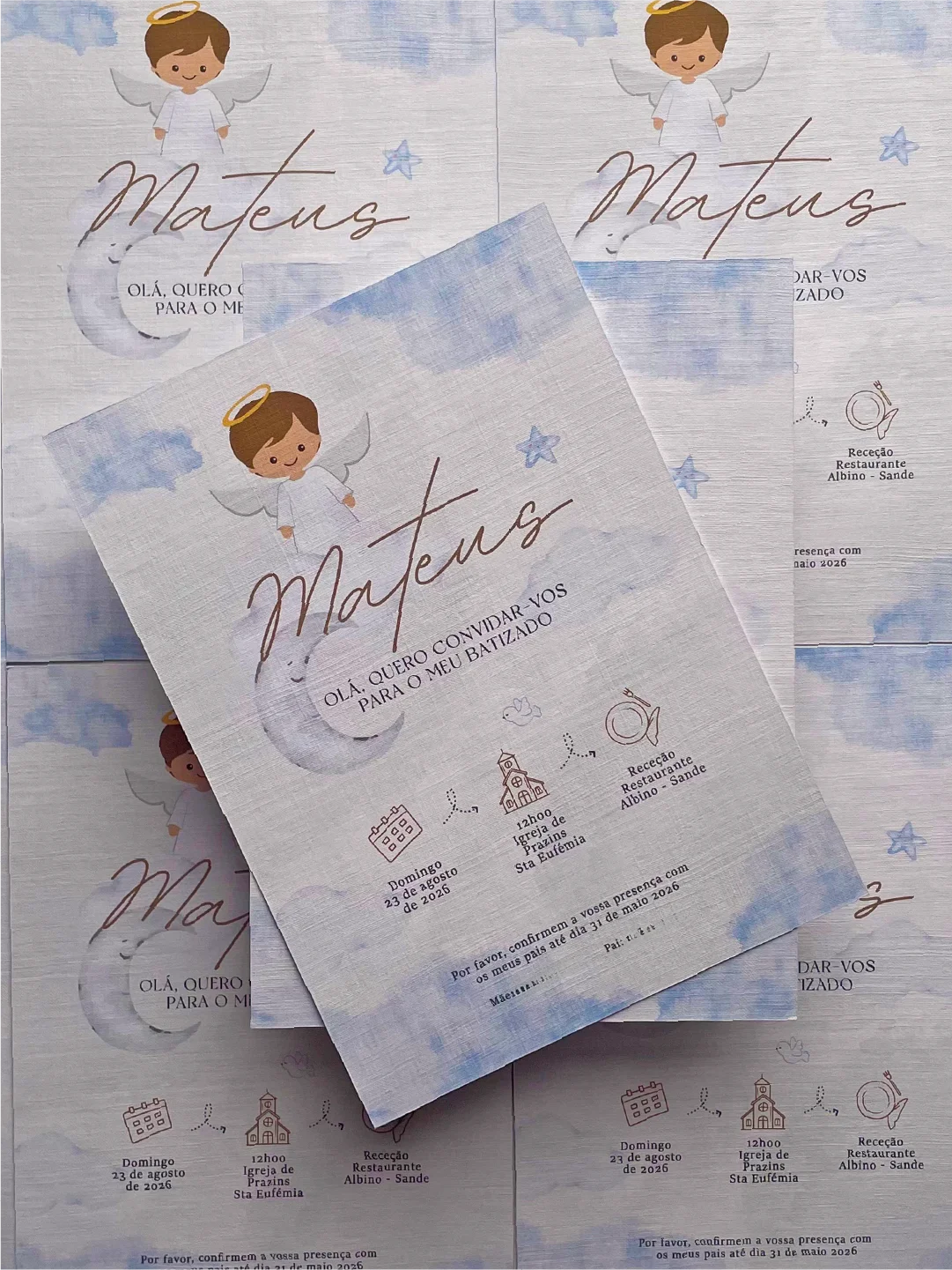 Convite completo do Batizado de Mateus sobre várias peças de papelaria.