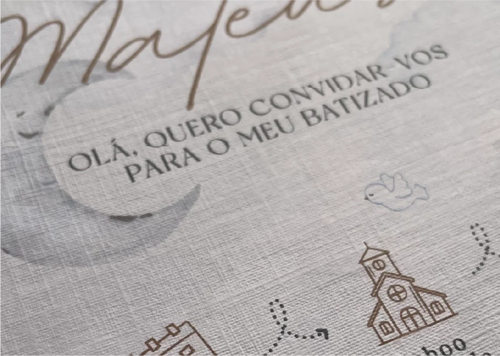 Detalhe da composição gráfica e dos ícones do convite do Batizado de Mateus.