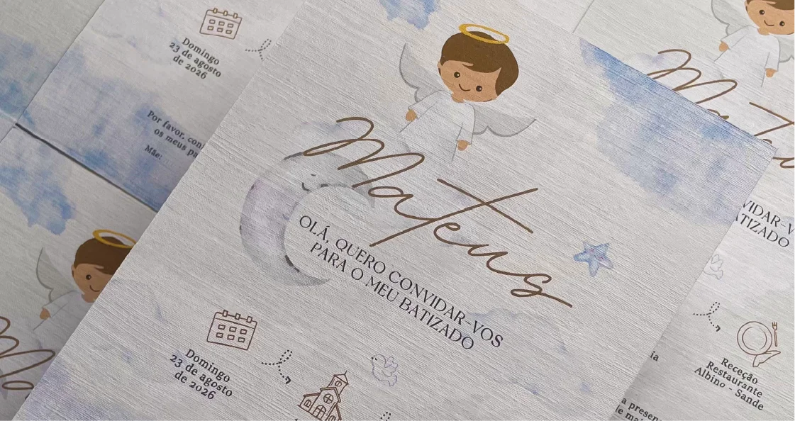 Convites do Batizado de Mateus com ilustração de anjo e detalhes em azul.