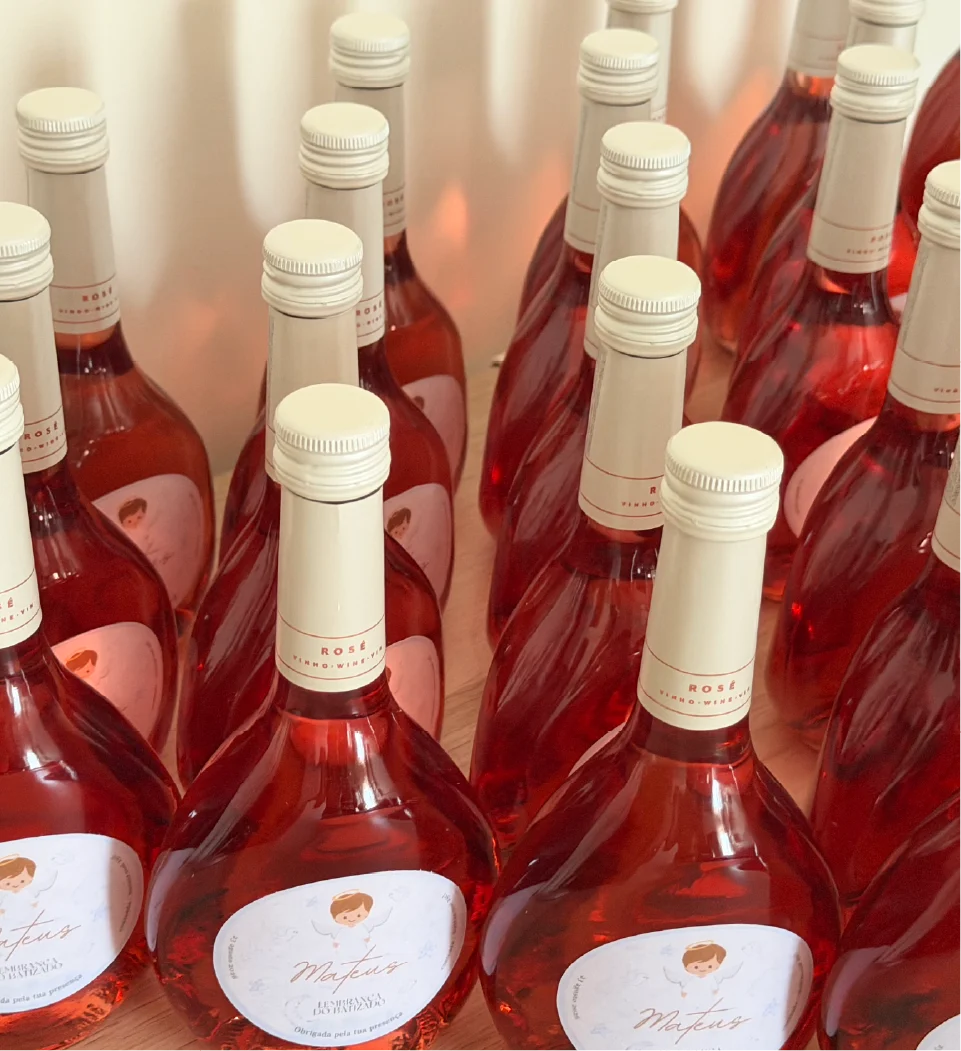 Garrafas de vinho rosé personalizadas para o Batizado de Mateus.