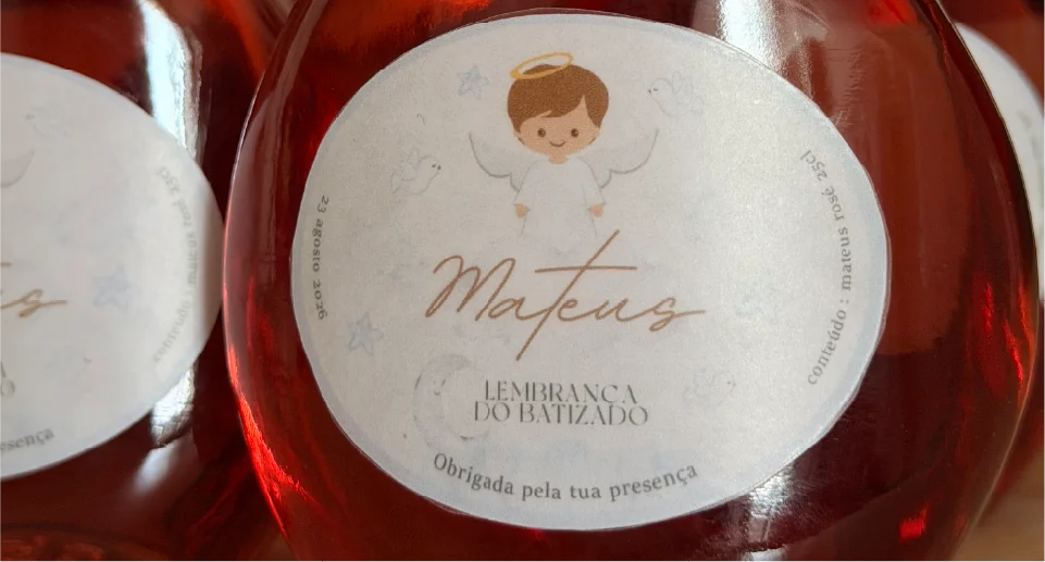 Rótulo personalizado numa garrafa de vinho rosé oferecida como lembrança.