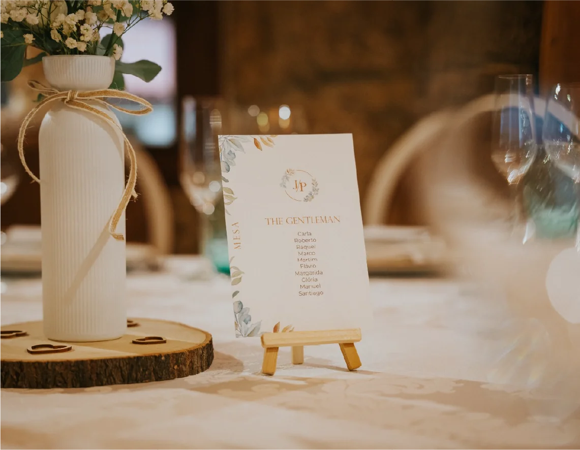 Marcador de mesa personalizado do casamento J&P.