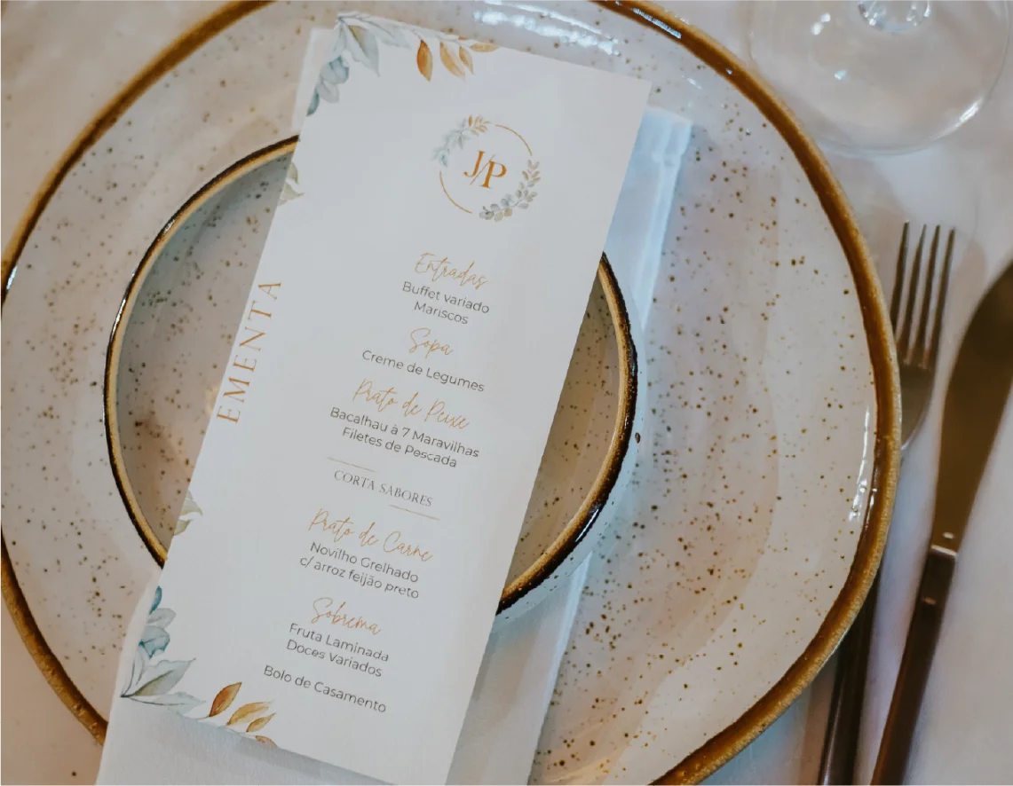 Menu do casamento J&P colocado sobre o prato.