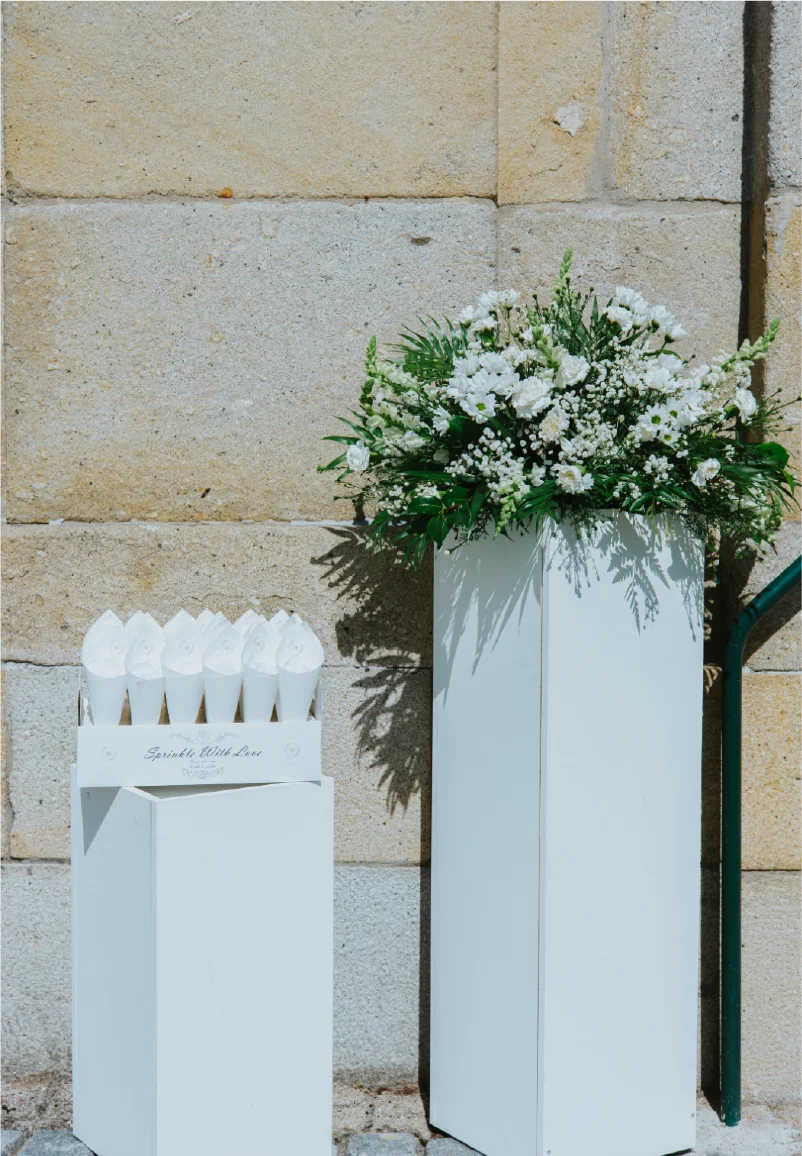 Composição vertical com cones de arroz e entrada da igreja do casamento J&P.