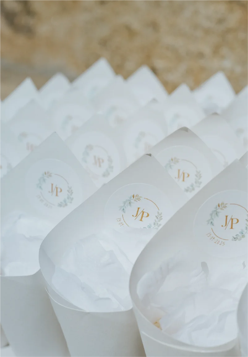 Cones de arroz personalizados com a identidade visual do casamento J&P.