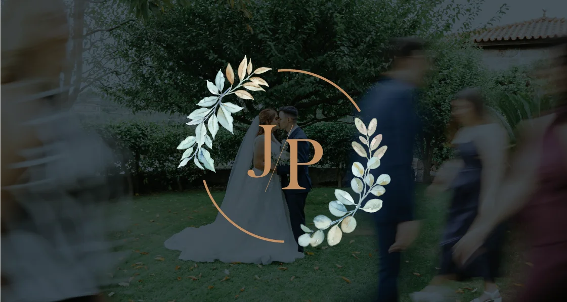 Noivos no casamento J&P com o monograma do casal aplicado sobre a fotografia.