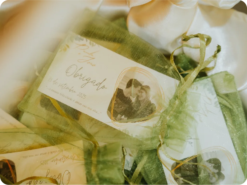 Lembranças e ímanes do casamento J&P personalizados com a identidade visual do evento.
