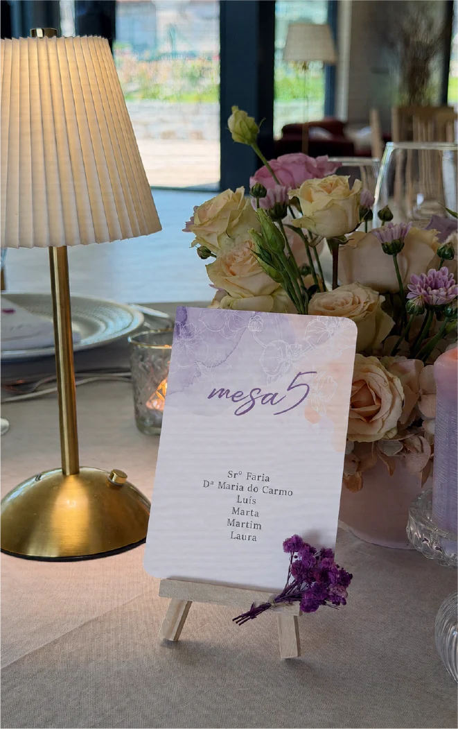 Marcador de mesa com a linguagem floral da celebração.