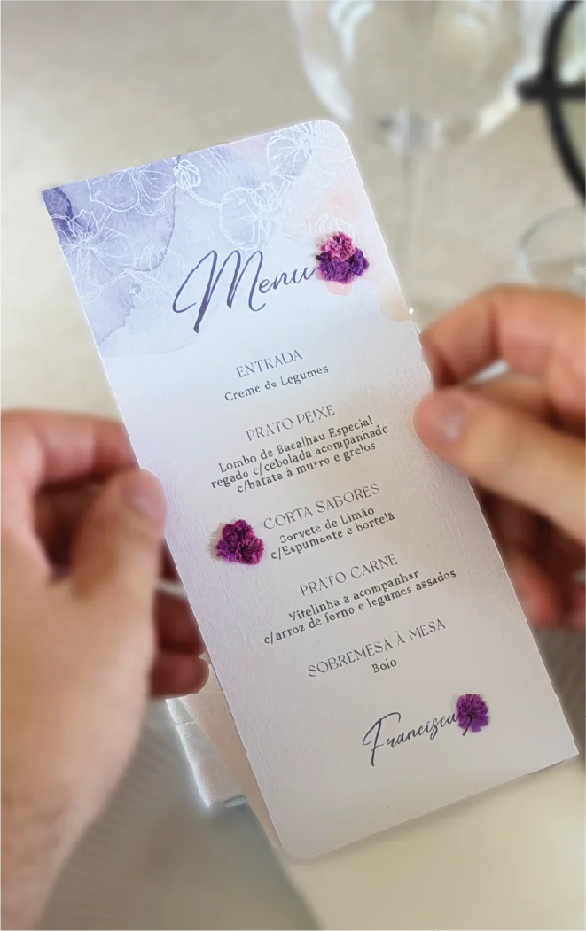 Convidada a consultar o menu da celebração.