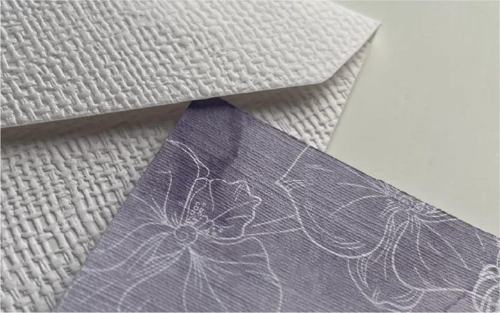Detalhe do papel e envelope personalizados da celebração.