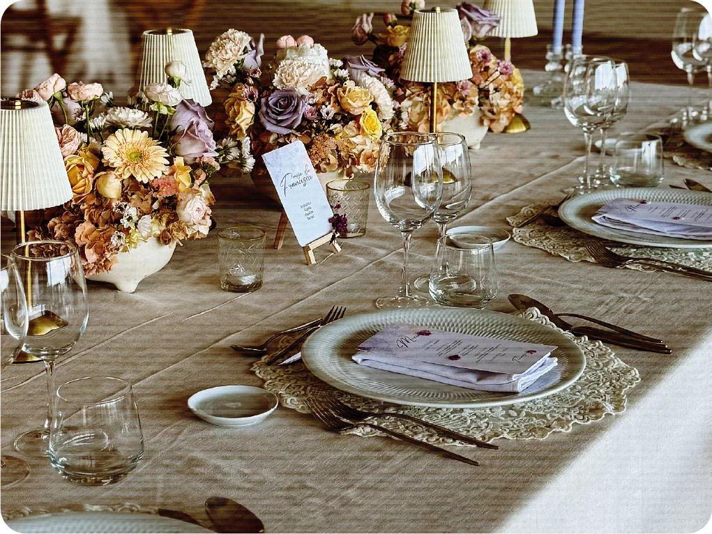 Mesa da Primeira Comunhão da Francisca com flores e peças gráficas coordenadas.