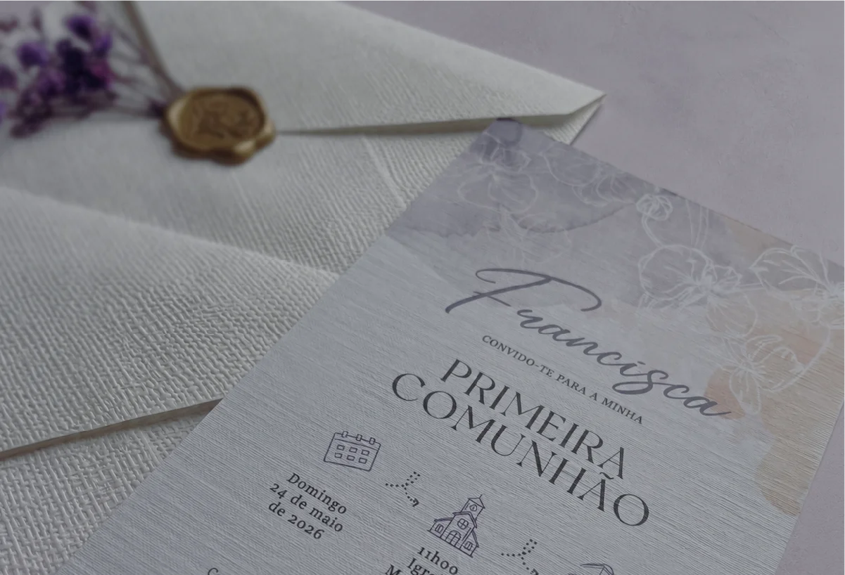 Convite da Primeira Comunhão de Francisca sobre papel texturado com selo de cera.