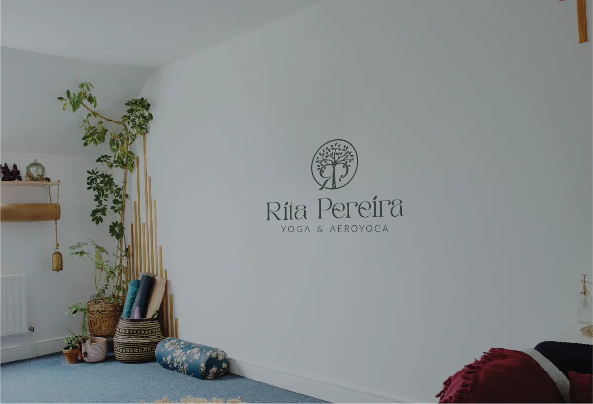 Parede do estúdio com o logótipo Rita Pereira Yoga & Aeroyoga.