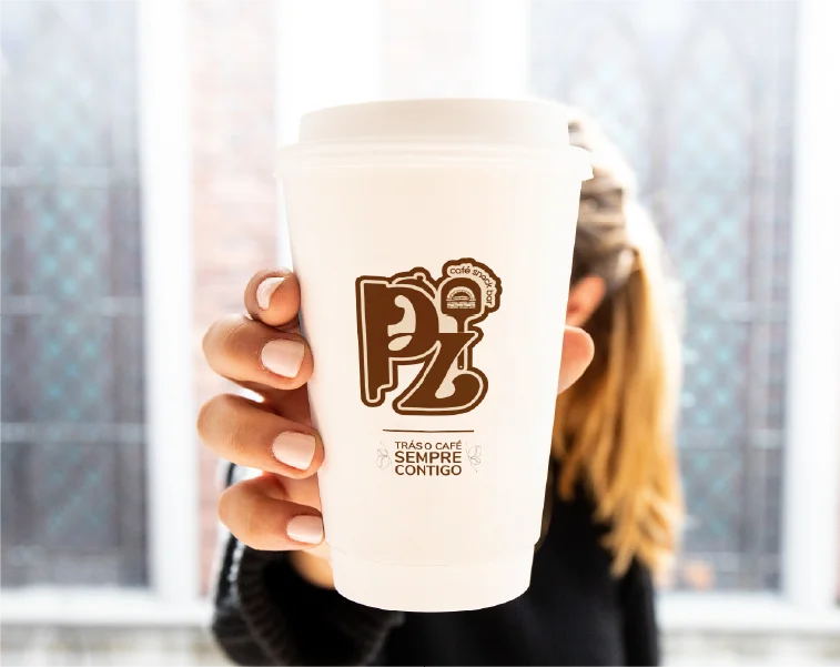 Copo aplicado com a identidade visual do PZ Café Snack-Bar.