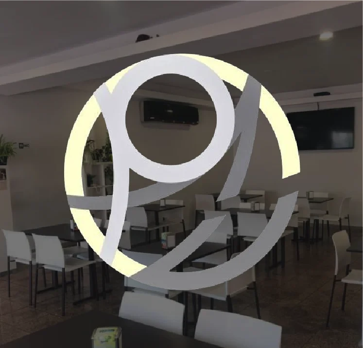 Interior do PZ Café Snack-Bar com mesas e ambiente acolhedor.