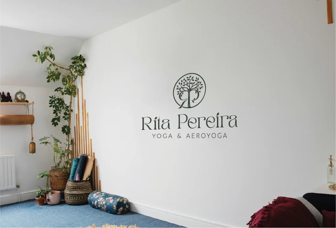 Logótipo Rita Pereira Yoga & Aeroyoga aplicado na parede do estúdio