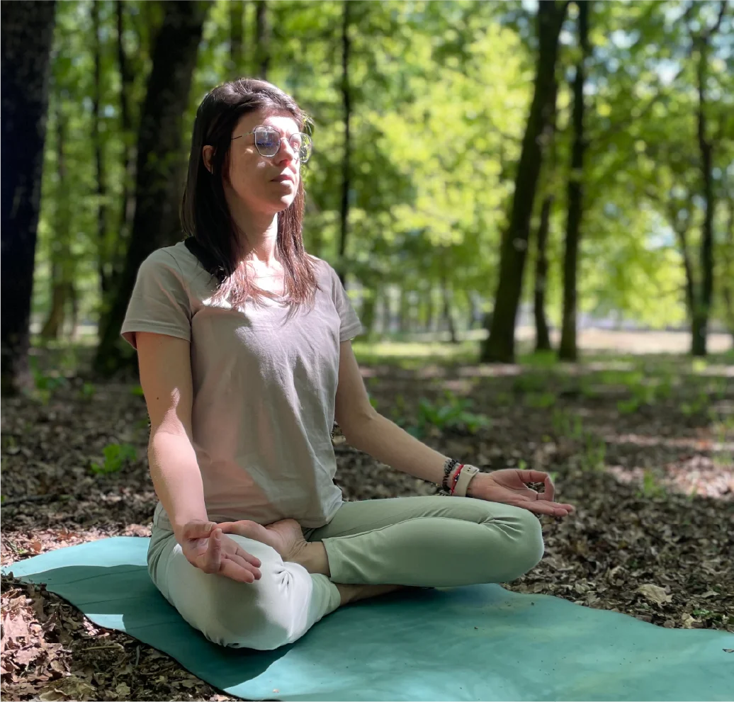 Rita Pereira sentada em postura de meditação durante uma prática de yoga.