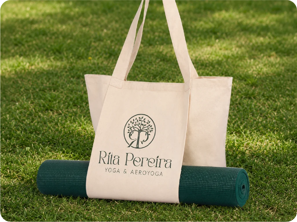 Saco e tapete de yoga com a identidade visual Rita Pereira Yoga & Aeroyoga.